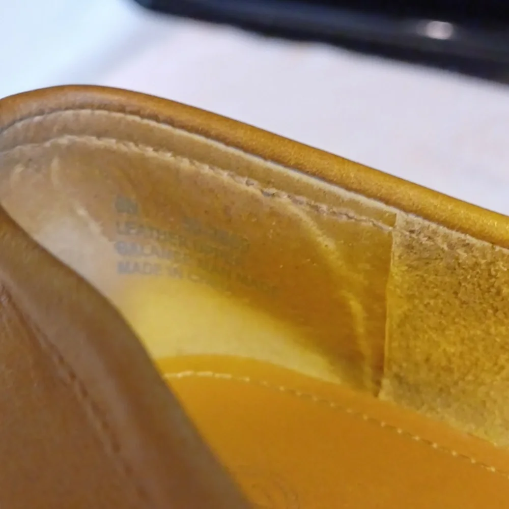 Bella Vitar leather flats size 8 N